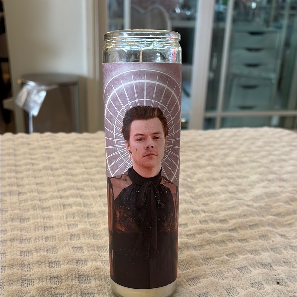 1D Iconic Candle with Black and White Design